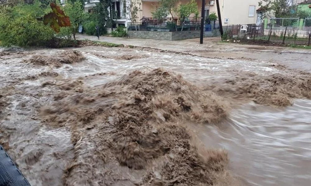 Ηλεία: Ώρες αγωνίας για τους δυο επιβάτες που παρασύρθηκαν από χείμαρρο-Συνεχίζονται οι έρευνες (Εικόνες-Βίντεο)